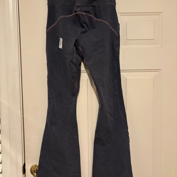 Women's Free People Movement compression grey joggers flare leg NWOTags - Picture 2 of 3